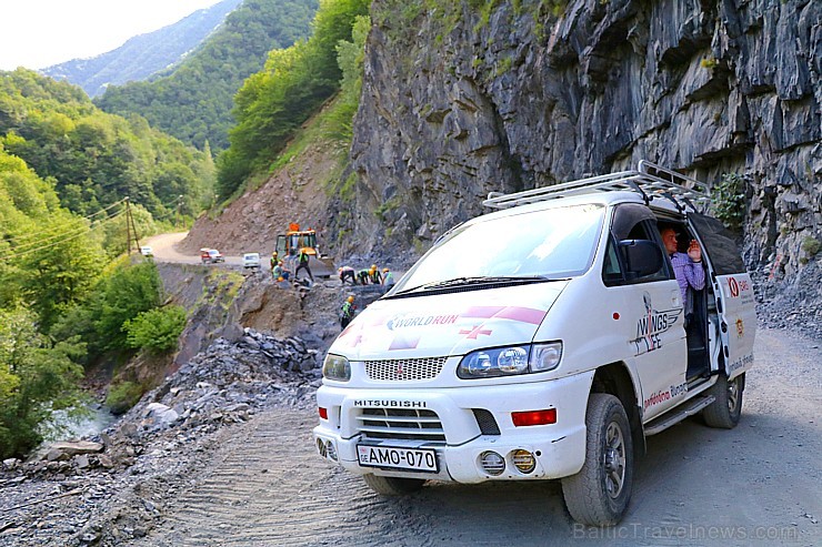Travelnews.lv ar 4x4 mikroautobusu sasniedz Kaukāza Datvijvari pāreju 2689 metru augstumā. Atbalsta: Georgia.Travel Travelnews.lv ar 4x4 mikroautobusu sasniedz Kaukāza Datvijvari pāreju 2689 metru augstumā. Atbalsta: Georgia.Travel 262662