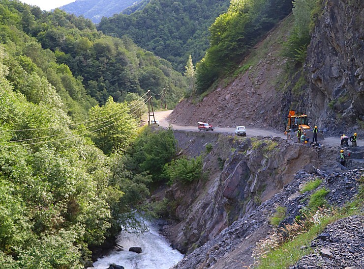 Travelnews.lv ar 4x4 mikroautobusu sasniedz Kaukāza Datvijvari pāreju 2689 metru augstumā. Atbalsta: Georgia.Travel Travelnews.lv ar 4x4 mikroautobusu sasniedz Kaukāza Datvijvari pāreju 2689 metru augstumā. Atbalsta: Georgia.Travel 262665