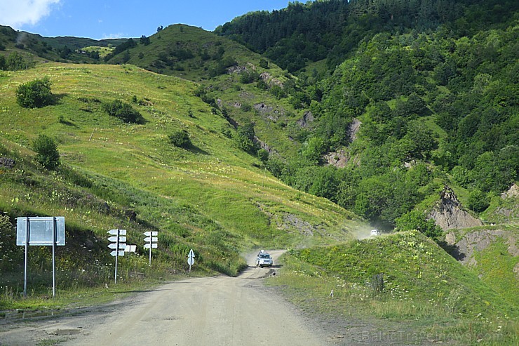 Travelnews.lv ar 4x4 mikroautobusu sasniedz Kaukāza Datvijvari pāreju 2689 metru augstumā. Atbalsta: Georgia.Travel Travelnews.lv ar 4x4 mikroautobusu sasniedz Kaukāza Datvijvari pāreju 2689 metru augstumā. Atbalsta: Georgia.Travel 262680