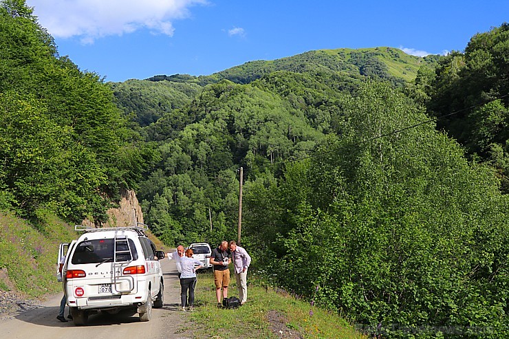 Travelnews.lv ar 4x4 mikroautobusu sasniedz Kaukāza Datvijvari pāreju 2689 metru augstumā. Atbalsta: Georgia.Travel Travelnews.lv ar 4x4 mikroautobusu sasniedz Kaukāza Datvijvari pāreju 2689 metru augstumā. Atbalsta: Georgia.Travel 262688