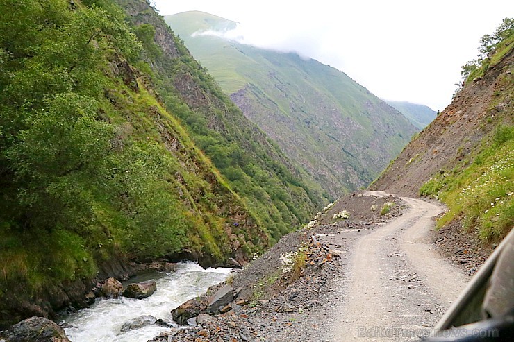 Travelnews.lv ar 4x4 mikroautobusu dodas Kaukāza kalnu maršrutā Datvijvari - Kistani - Khevsureti. Atbalsta: Georgia.Travel Travelnews.lv ar 4x4 mikroautobusu dodas Kaukāza kalnu maršrutā Datvijvari - Kistani - Khevsureti. Atbalsta: Georgia.Travel 262895