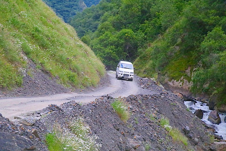 Travelnews.lv ar 4x4 mikroautobusu dodas Kaukāza kalnu maršrutā Datvijvari - Kistani - Khevsureti. Atbalsta: Georgia.Travel Travelnews.lv ar 4x4 mikroautobusu dodas Kaukāza kalnu maršrutā Datvijvari - Kistani - Khevsureti. Atbalsta: Georgia.Travel 262896