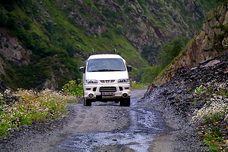 Travelnews.lv ar 4x4 mikroautobusu dodas Kaukāza kalnu maršrutā Datvijvari - Kistani - Khevsureti. Atbalsta: Georgia.Travel Travelnews.lv ar 4x4 mikroautobusu dodas Kaukāza kalnu maršrutā Datvijvari - Kistani - Khevsureti. Atbalsta: Georgia.Travel 262899