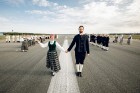 Vairāk nekā 100 dejotāji uz lidostas «Rīga» skrejceļa agrā rītā dejo Gatves deju 