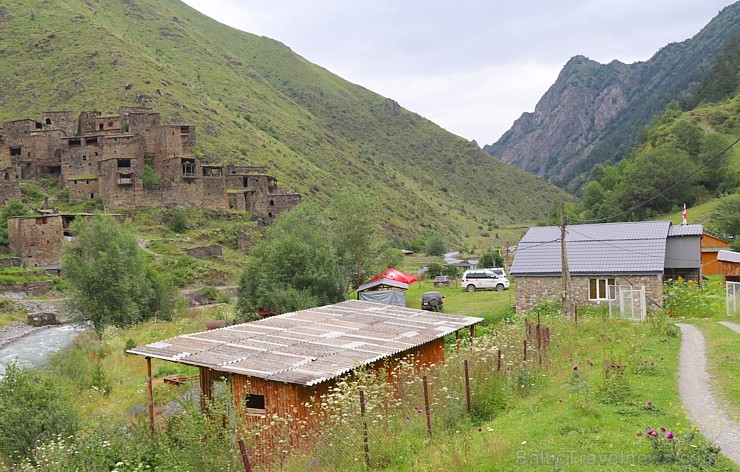 Travelnews.lv izbauda viesu nama «Jujuna’s guesthouse» viesmīlību Šatili ciemā. Atbalsta: Georgia.Travel Travelnews.lv izbauda viesu nama «Jujuna’s guesthouse» viesmīlību Šatili ciemā. Atbalsta: Georgia.Travel 263070
