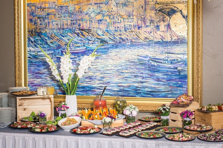 Nosvini jaunā mācību gada sākumu restorānā Baltvilla ar bagātīgu bufetes galdu un krāsainiem svētku desertiem visām gaumēm Nosvini jaunā mācību gada sākumu restorānā Baltvilla ar bagātīgu bufetes galdu un krāsainiem svētku desertiem visām gaumēm 263095