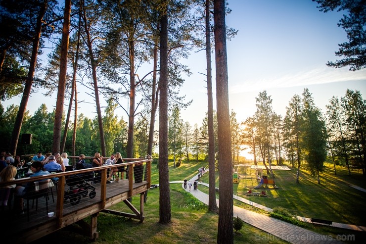 Nosvini jaunā mācību gada sākumu restorānā Baltvilla ar bagātīgu bufetes galdu un krāsainiem svētku desertiem visām gaumēm Nosvini jaunā mācību gada sākumu restorānā Baltvilla ar bagātīgu bufetes galdu un krāsainiem svētku desertiem visām gaumēm 263097