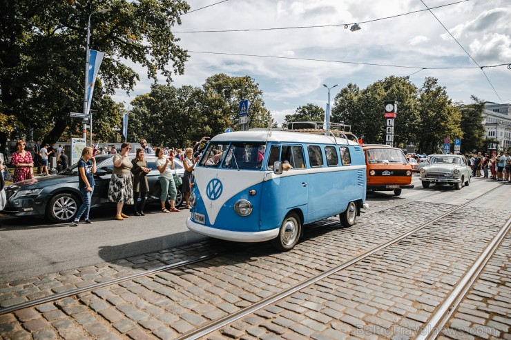 Ar svinīgu sarīkojumu pie Brīvības pieminekļa un izstādi Ar svinīgu sarīkojumu pie Brīvības pieminekļa un izstādi