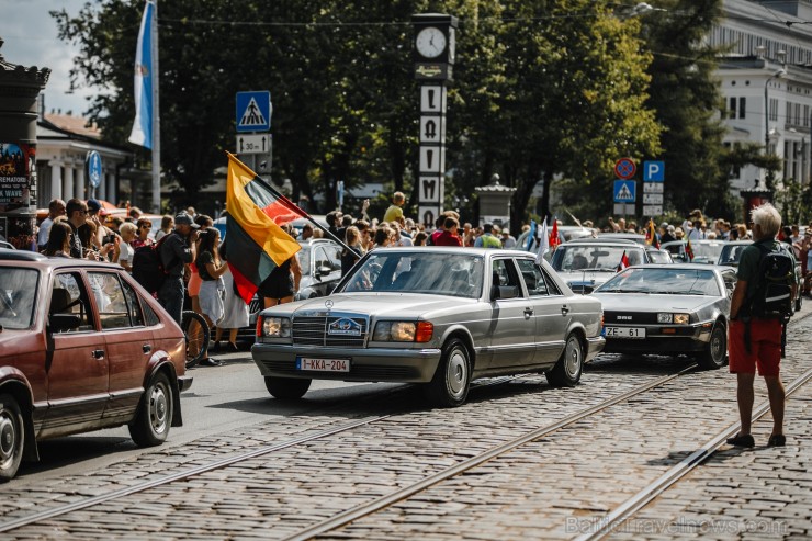 Ar svinīgu sarīkojumu pie Brīvības pieminekļa un izstādi Ar svinīgu sarīkojumu pie Brīvības pieminekļa un izstādi