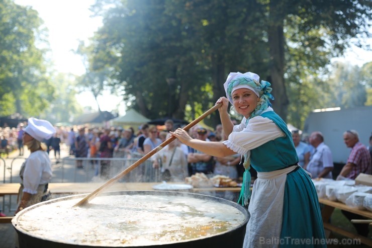 Nēģu svētki ir vērienīgākie svētki Carnikavas novadā, kuri ik gadu tiek svinēti augustā, atzīmējot nēģu zvejas sezonas atklāšanu Nēģu svētki ir vērienīgākie svētki Carnikavas novadā, kuri ik gadu tiek svinēti augustā, atzīmējot nēģu zvejas sezonas atklāšanu 263329