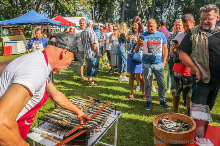 Nēģu svētki ir vērienīgākie svētki Carnikavas novadā, kuri ik gadu tiek svinēti augustā, atzīmējot nēģu zvejas sezonas atklāšanu Nēģu svētki ir vērienīgākie svētki Carnikavas novadā, kuri ik gadu tiek svinēti augustā, atzīmējot nēģu zvejas sezonas atklāšanu 263337