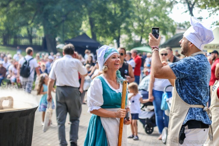 Nēģu svētki ir vērienīgākie svētki Carnikavas novadā, kuri ik gadu tiek svinēti augustā, atzīmējot nēģu zvejas sezonas atklāšanu Nēģu svētki ir vērienīgākie svētki Carnikavas novadā, kuri ik gadu tiek svinēti augustā, atzīmējot nēģu zvejas sezonas atklāšanu 263340