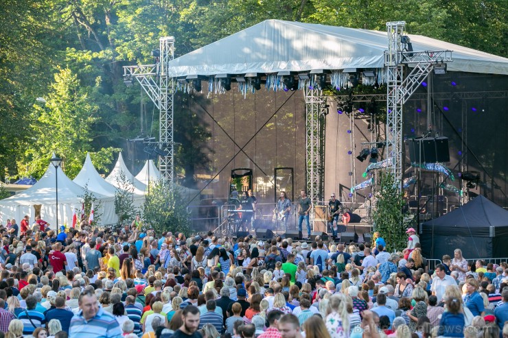 Nēģu svētki ir vērienīgākie svētki Carnikavas novadā, kuri ik gadu tiek svinēti augustā, atzīmējot nēģu zvejas sezonas atklāšanu Nēģu svētki ir vērienīgākie svētki Carnikavas novadā, kuri ik gadu tiek svinēti augustā, atzīmējot nēģu zvejas sezonas atklāšanu 263355