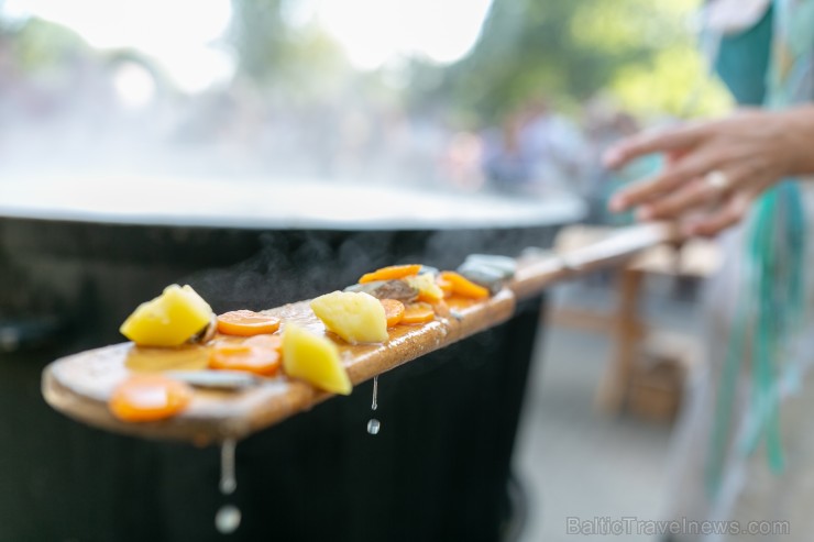 Nēģu svētki ir vērienīgākie svētki Carnikavas novadā, kuri ik gadu tiek svinēti augustā, atzīmējot nēģu zvejas sezonas atklāšanu Nēģu svētki ir vērienīgākie svētki Carnikavas novadā, kuri ik gadu tiek svinēti augustā, atzīmējot nēģu zvejas sezonas atklāšanu 263359