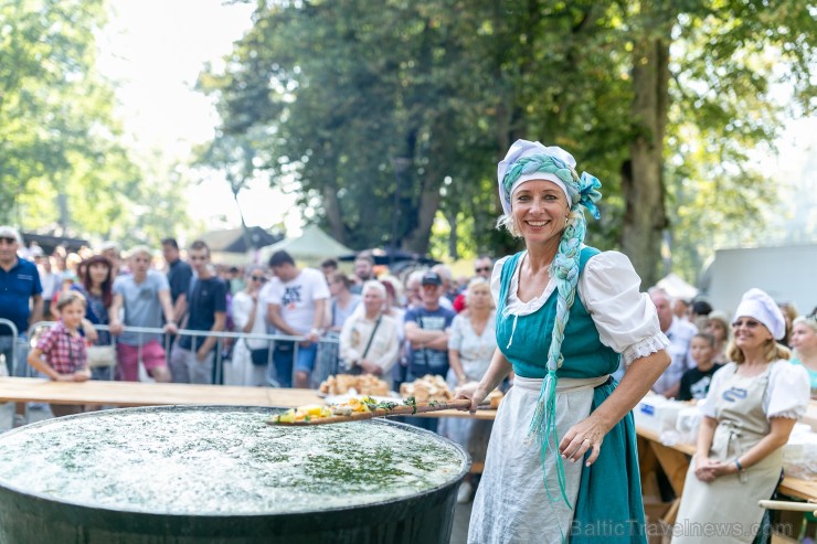 Nēģu svētki ir vērienīgākie svētki Carnikavas novadā, kuri ik gadu tiek svinēti augustā, atzīmējot nēģu zvejas sezonas atklāšanu Nēģu svētki ir vērienīgākie svētki Carnikavas novadā, kuri ik gadu tiek svinēti augustā, atzīmējot nēģu zvejas sezonas atklāšanu 263360