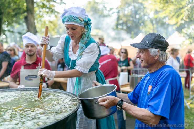 Nēģu svētki ir vērienīgākie svētki Carnikavas novadā, kuri ik gadu tiek svinēti augustā, atzīmējot nēģu zvejas sezonas atklāšanu Nēģu svētki ir vērienīgākie svētki Carnikavas novadā, kuri ik gadu tiek svinēti augustā, atzīmējot nēģu zvejas sezonas atklāšanu 263361