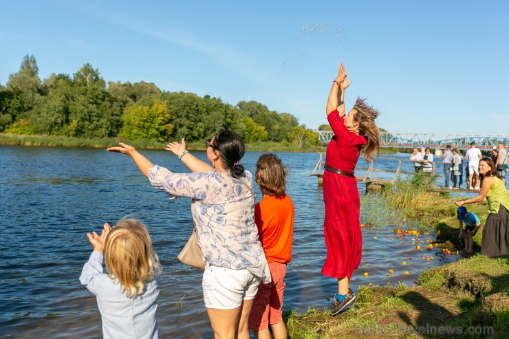 Nēģu svētki ir vērienīgākie svētki Carnikavas novadā, kuri ik gadu tiek svinēti augustā, atzīmējot nēģu zvejas sezonas atklāšanu Nēģu svētki ir vērienīgākie svētki Carnikavas novadā, kuri ik gadu tiek svinēti augustā, atzīmējot nēģu zvejas sezonas atklāšanu 263365