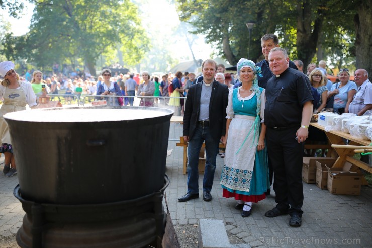 Nēģu svētki ir vērienīgākie svētki Carnikavas novadā, kuri ik gadu tiek svinēti augustā, atzīmējot nēģu zvejas sezonas atklāšanu Nēģu svētki ir vērienīgākie svētki Carnikavas novadā, kuri ik gadu tiek svinēti augustā, atzīmējot nēģu zvejas sezonas atklāšanu 263369