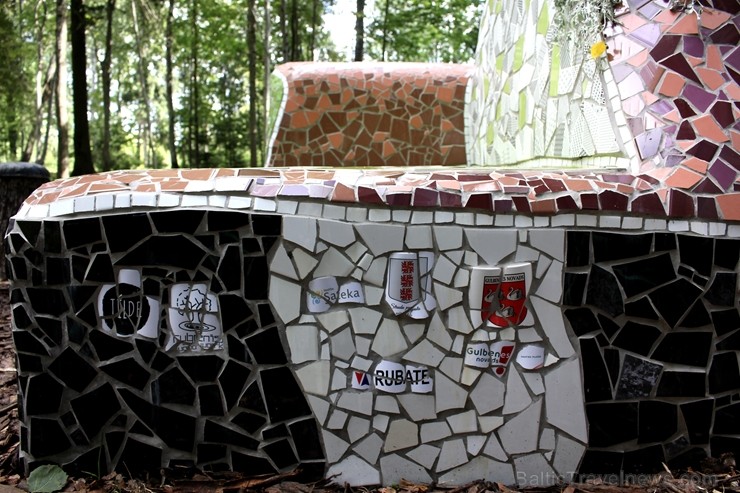 Gulbenes novadā Stradu pagasta esošajā Stāķu parkā, ir izvietots dīvāns, atpūtas krēsls un galds, uz kura var spēlēt šahu, un tas viss veidots skaistā Gulbenes novadā Stradu pagasta esošajā Stāķu parkā, ir izvietots dīvāns, atpūtas krēsls un galds, uz kura var spēlēt šahu, un tas viss veidots skaistā 263450