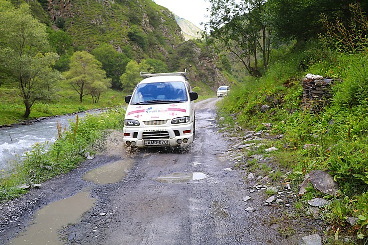 Ar 4x4 mikroautobusu izbraucam maršrutu Šatili - Mutso Kaukāza kalnos. Atbalsta: Georgia.Travel 263654