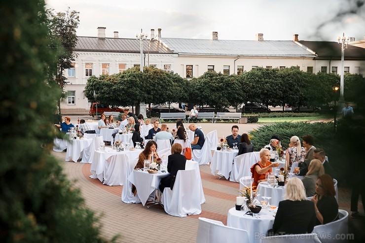 Viesnīcas Park Hotel Latgola restorāna PLAZA komanda 22.08.2019 rīkoja ekskluzīvas vakariņas neparastā vietā - Daugavpils Universitātes skvērā Viesnīcas Park Hotel Latgola restorāna PLAZA komanda 22.08.2019 rīkoja ekskluzīvas vakariņas neparastā vietā - Daugavpils Universitātes skvērā 263712