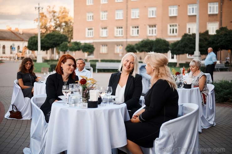 Viesnīcas Park Hotel Latgola restorāna PLAZA komanda 22.08.2019 rīkoja ekskluzīvas vakariņas neparastā vietā - Daugavpils Universitātes skvērā Viesnīcas Park Hotel Latgola restorāna PLAZA komanda 22.08.2019 rīkoja ekskluzīvas vakariņas neparastā vietā - Daugavpils Universitātes skvērā 263726