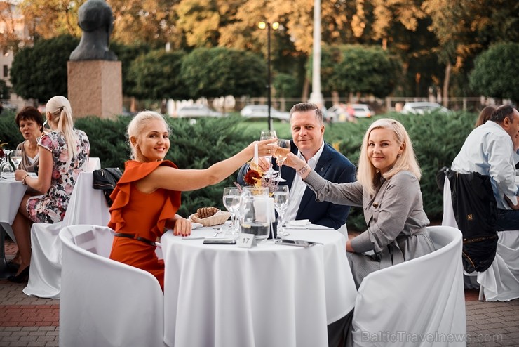 Viesnīcas Park Hotel Latgola restorāna PLAZA komanda 22.08.2019 rīkoja ekskluzīvas vakariņas neparastā vietā - Daugavpils Universitātes skvērā Viesnīcas Park Hotel Latgola restorāna PLAZA komanda 22.08.2019 rīkoja ekskluzīvas vakariņas neparastā vietā - Daugavpils Universitātes skvērā 263731