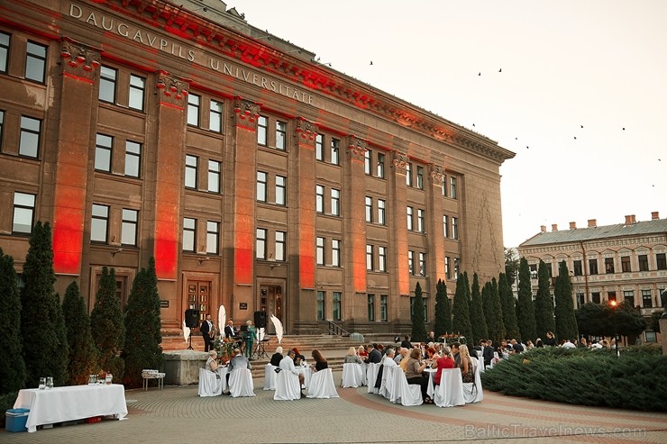 Viesnīcas Park Hotel Latgola restorāna PLAZA komanda 22.08.2019 rīkoja ekskluzīvas vakariņas neparastā vietā - Daugavpils Universitātes skvērā Viesnīcas Park Hotel Latgola restorāna PLAZA komanda 22.08.2019 rīkoja ekskluzīvas vakariņas neparastā vietā - Daugavpils Universitātes skvērā 263741