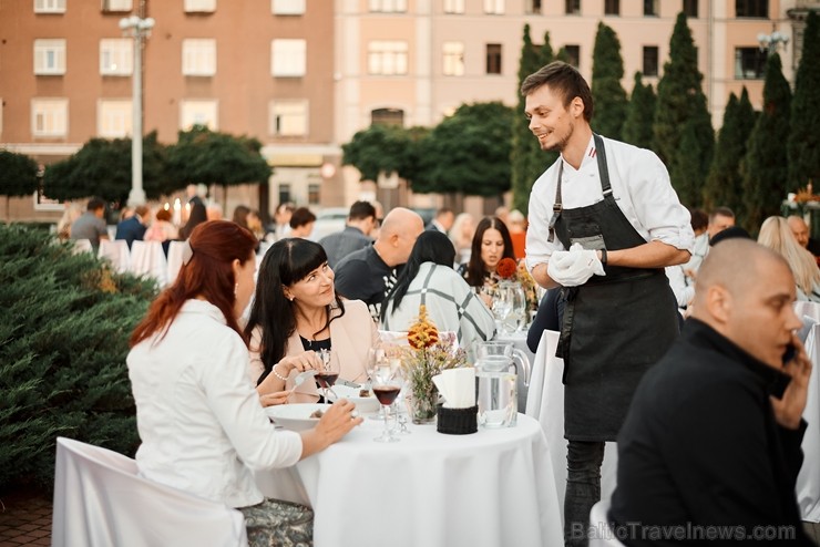 Viesnīcas Park Hotel Latgola restorāna PLAZA komanda 22.08.2019 rīkoja ekskluzīvas vakariņas neparastā vietā - Daugavpils Universitātes skvērā Viesnīcas Park Hotel Latgola restorāna PLAZA komanda 22.08.2019 rīkoja ekskluzīvas vakariņas neparastā vietā - Daugavpils Universitātes skvērā 263743