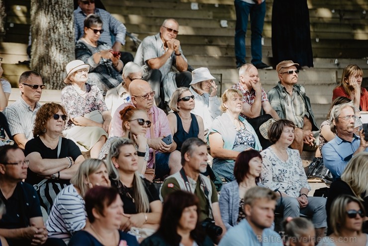 Valmieras pusē, Kocēnu novada Dikļos – Neikenkalna dabas koncerzālē zem saules apspīdētām, gubu mākoņu rotātām augusta debesīm izskanēja koncerts dzīv Valmieras pusē, Kocēnu novada Dikļos – Neikenkalna dabas koncerzālē zem saules apspīdētām, gubu mākoņu rotātām augusta debesīm izskanēja koncerts dzīv 263936