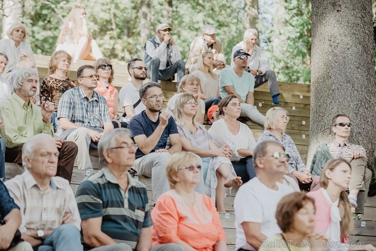 Valmieras pusē, Kocēnu novada Dikļos – Neikenkalna dabas koncerzālē zem saules apspīdētām, gubu mākoņu rotātām augusta debesīm izskanēja koncerts dzīv Valmieras pusē, Kocēnu novada Dikļos – Neikenkalna dabas koncerzālē zem saules apspīdētām, gubu mākoņu rotātām augusta debesīm izskanēja koncerts dzīv 263952