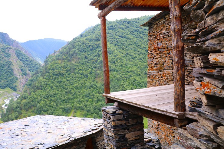 Travelnews.lv apmeklē Mutso ciemu Kaukāza kalnos un iepazīst viduslaiku cietoksni. Atbalsta: Georgia.Travel Travelnews.lv apmeklē Mutso ciemu Kaukāza kalnos un iepazīst viduslaiku cietoksni. Atbalsta: Georgia.Travel 264046