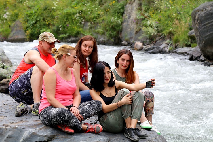 Travelnews.lv apmeklē Mutso ciemu Kaukāza kalnos un iepazīst viduslaiku cietoksni. Atbalsta: Georgia.Travel Travelnews.lv apmeklē Mutso ciemu Kaukāza kalnos un iepazīst viduslaiku cietoksni. Atbalsta: Georgia.Travel 264092