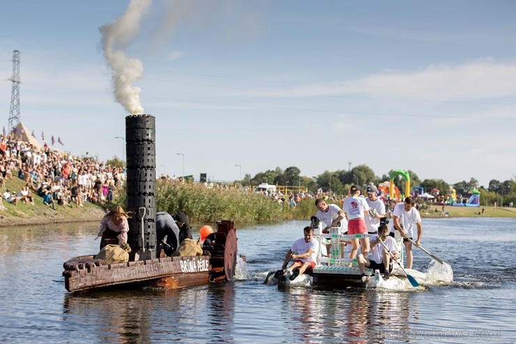 Vairāk kā 42 000 piena pakas tika pārvērstas vērienīgos peldlīdzekļos, ko draugu kompānijas, uzņēmēji un kolektīvi darbinot tikai ar savu spēku varonī Vairāk kā 42 000 piena pakas tika pārvērstas vērienīgos peldlīdzekļos, ko draugu kompānijas, uzņēmēji un kolektīvi darbinot tikai ar savu spēku varonī 264248