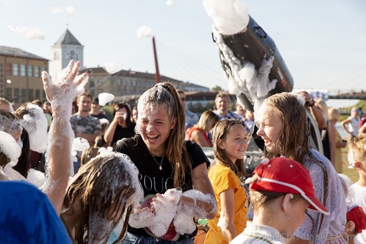 Vairāk kā 42 000 piena pakas tika pārvērstas vērienīgos peldlīdzekļos, ko draugu kompānijas, uzņēmēji un kolektīvi darbinot tikai ar savu spēku varonī Vairāk kā 42 000 piena pakas tika pārvērstas vērienīgos peldlīdzekļos, ko draugu kompānijas, uzņēmēji un kolektīvi darbinot tikai ar savu spēku varonī 264266