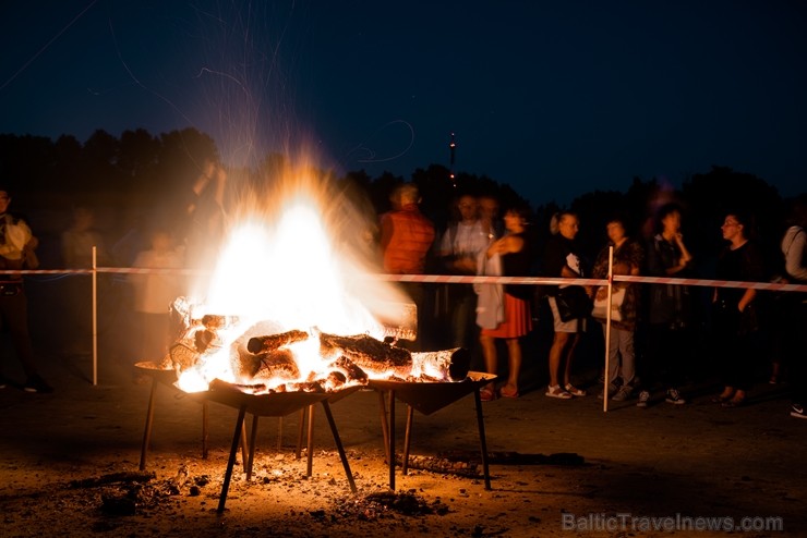 Senās uguns nakts ietvaros sveču un ugunskura gaismā Liepājas pludmalē noslēdzās jau devītais festivāls Senās uguns nakts ietvaros sveču un ugunskura gaismā Liepājas pludmalē noslēdzās jau devītais festivāls