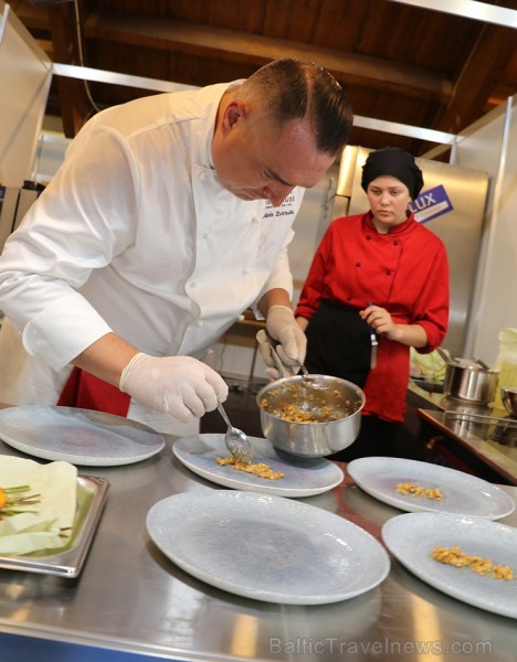 Latvijas populārākie šefpavāri izstādē «Riga Food 2019» cīnās par Latvijas labākā meistarpavāra titulu Latvijas populārākie šefpavāri izstādē «Riga Food 2019» cīnās par Latvijas labākā meistarpavāra titulu 264454