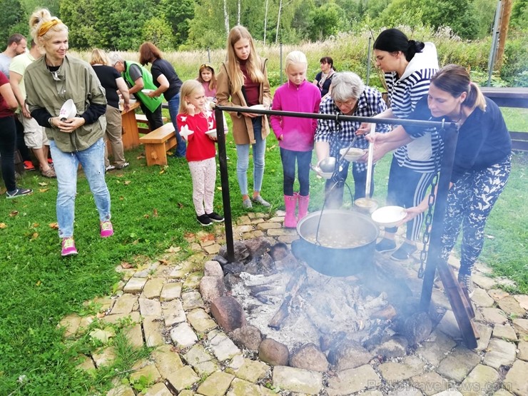 Sēņu dienas apmeklētāji varēja iepazīties ar ēdamām, indīgām un aizsargājamām sēnēm, veidot sēnes, salikt puzles un uzzināt par sēnēm piemērotām dzīvo Sēņu dienas apmeklētāji varēja iepazīties ar ēdamām, indīgām un aizsargājamām sēnēm, veidot sēnes, salikt puzles un uzzināt par sēnēm piemērotām dzīvo 264486