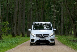 Travelnews.lv apceļo Latviju ar jauno biznesa klases mikroautobusu «Mercedes-Benz V-Klase»