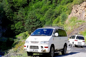 Travelnews.lv ar 4x4 mikroautobusu izbrauc Kaukāza kalnu serpentīnus