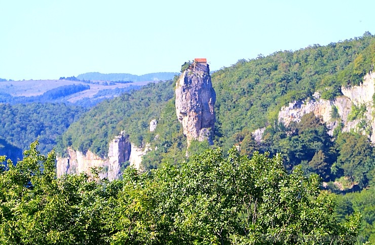 Travelnews.lv apmeklē klinšu torni Katskhi Pillar, kur 40 metru augstumā atrodas klosteris. Atbalsta: Georgia.Travel Travelnews.lv apmeklē klinšu torni Katskhi Pillar, kur 40 metru augstumā atrodas klosteris. Atbalsta: Georgia.Travel 265686