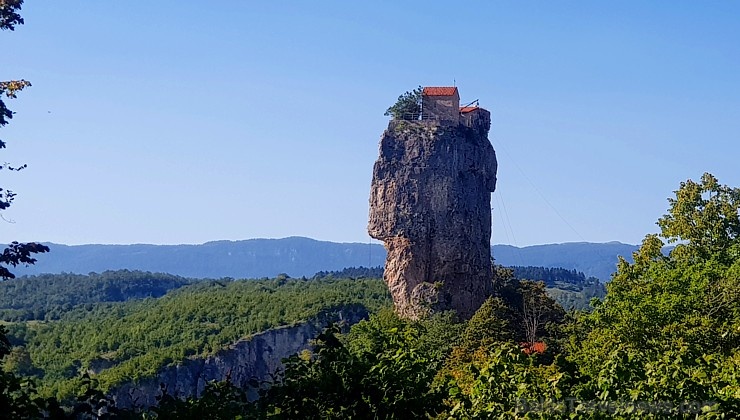 Travelnews.lv apmeklē klinšu torni Katskhi Pillar, kur 40 metru augstumā atrodas klosteris. Atbalsta: Georgia.Travel Travelnews.lv apmeklē klinšu torni Katskhi Pillar, kur 40 metru augstumā atrodas klosteris. Atbalsta: Georgia.Travel 265687