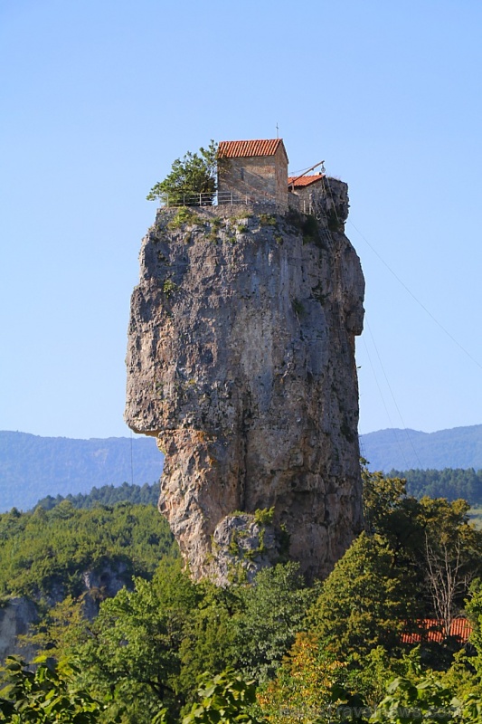 Travelnews.lv apmeklē klinšu torni Katskhi Pillar, kur 40 metru augstumā atrodas klosteris. Atbalsta: Georgia.Travel Travelnews.lv apmeklē klinšu torni Katskhi Pillar, kur 40 metru augstumā atrodas klosteris. Atbalsta: Georgia.Travel 265689