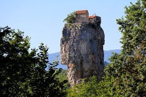 Travelnews.lv apmeklē klinšu torni Katskhi Pillar, kur 40 metru augstumā atrodas klosteris