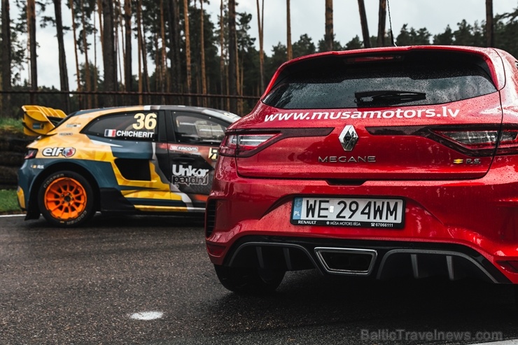 Travelnews.lv ar «Renault Mūsa Motors Rīga» atbalstu iepazīst Pasaules rallijkrosa čempionāta aizkulises Latvijā. Foto: Toms Svilāns Travelnews.lv ar «Renault Mūsa Motors Rīga» atbalstu iepazīst Pasaules rallijkrosa čempionāta aizkulises Latvijā. Foto: Toms Svilāns 265711