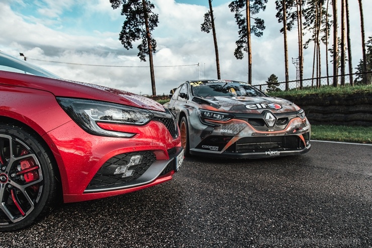 Travelnews.lv ar «Renault Mūsa Motors Rīga» atbalstu iepazīst Pasaules rallijkrosa čempionāta aizkulises Latvijā. Foto: Toms Svilāns Travelnews.lv ar «Renault Mūsa Motors Rīga» atbalstu iepazīst Pasaules rallijkrosa čempionāta aizkulises Latvijā. Foto: Toms Svilāns 265715