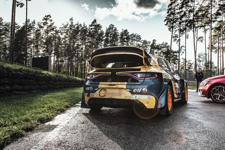 Travelnews.lv ar «Renault Mūsa Motors Rīga» atbalstu iepazīst Pasaules rallijkrosa čempionāta aizkulises Latvijā. Foto: Toms Svilāns Travelnews.lv ar «Renault Mūsa Motors Rīga» atbalstu iepazīst Pasaules rallijkrosa čempionāta aizkulises Latvijā. Foto: Toms Svilāns 265716