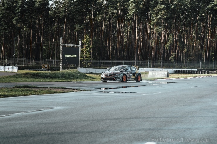 Travelnews.lv ar «Renault Mūsa Motors Rīga» atbalstu iepazīst Pasaules rallijkrosa čempionāta aizkulises Latvijā. Foto: Toms Svilāns Travelnews.lv ar «Renault Mūsa Motors Rīga» atbalstu iepazīst Pasaules rallijkrosa čempionāta aizkulises Latvijā. Foto: Toms Svilāns 265717
