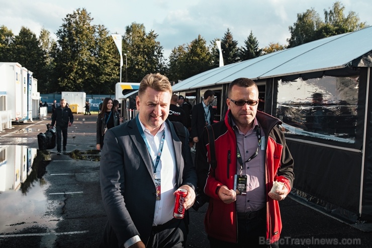 Travelnews.lv ar «Renault Mūsa Motors Rīga» atbalstu iepazīst Pasaules rallijkrosa čempionāta aizkulises Latvijā. Foto: Toms Svilāns Travelnews.lv ar «Renault Mūsa Motors Rīga» atbalstu iepazīst Pasaules rallijkrosa čempionāta aizkulises Latvijā. Foto: Toms Svilāns 265724