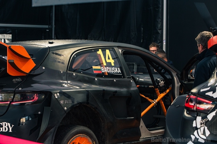 Travelnews.lv ar «Renault Mūsa Motors Rīga» atbalstu iepazīst Pasaules rallijkrosa čempionāta aizkulises Latvijā. Foto: Toms Svilāns Travelnews.lv ar «Renault Mūsa Motors Rīga» atbalstu iepazīst Pasaules rallijkrosa čempionāta aizkulises Latvijā. Foto: Toms Svilāns 265731
